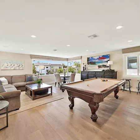 4Bd, 4Bth Beach House W Spa, Pool Table, Yard